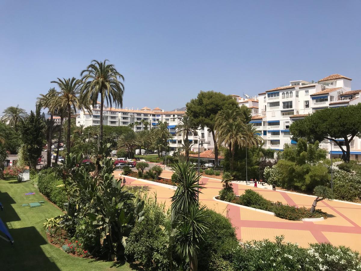 Banus Beach&pool Apartemen